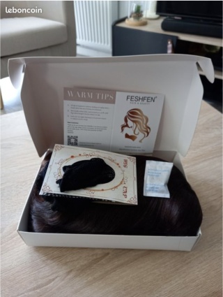 FESHFEN PERUKA FALOWANA Z GRZYWKĄ W KOLORZE CIEMNOBRĄZOWYM Z PASEMKAMI 35 CM HAIR & BEAUTY