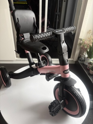 NEWYOO ROWEREK BIEGOWY DLA DZIECKA TRÓJKOŁOWY RÓŻOWY Z RĄCZKĄ DO PCHANIA