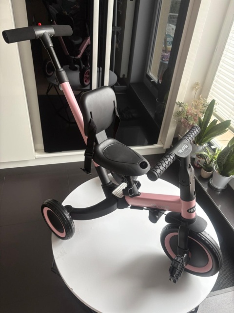 NEWYOO ROWEREK BIEGOWY DLA DZIECKA TRÓJKOŁOWY RÓŻOWY Z RĄCZKĄ DO PCHANIA