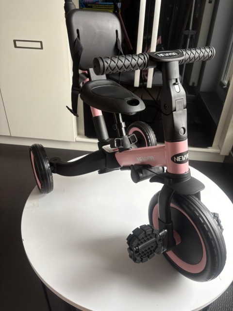 NEWYOO ROWEREK BIEGOWY DLA DZIECKA TRÓJKOŁOWY RÓŻOWY Z RĄCZKĄ DO PCHANIA